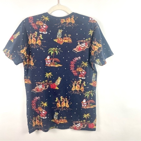 Free Planet NWOT Men's Short Sleeve Christmas T-Shirt Hawaiian Hula Santa Small - Picture 7 of 11